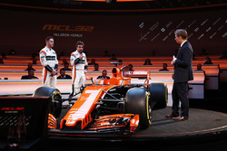 Stoffel Vandoorne und Fernando Alonso mit Simon Lazenby und dem McLaren MCL32