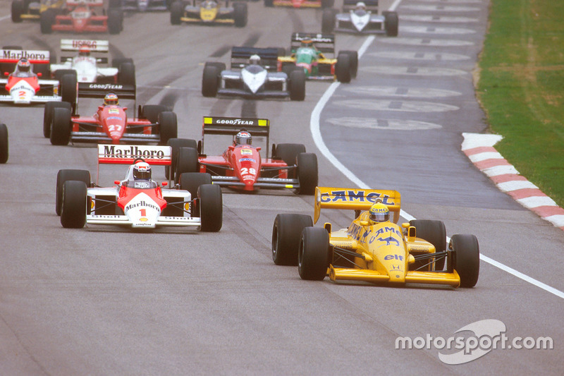 Ayrton Senna desde el primer lugar en el GP de San Marino 1987 luego de obtener la que sería la última pole de Lotus en la Fórmula 1.