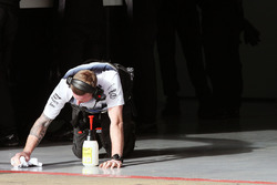 McLaren, meccanico pulisce il pavimento del box