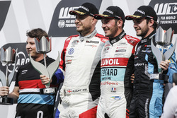 Podio: il vincitore della gara Tom Coronel, Boutsen Ginion Racing Honda Civic Type R TCR, il secondo classificato Rob Huff, Sébastien Loeb Racing Volkswagen Golf GTI TCR, il terzo classificato Frédéric Vervisch, Audi Sport Team Comtoyou Audi RS 3 LMS