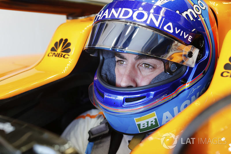 Fernando Alonso, McLaren, nell'abitacolo della sua monoposto con la visiera alzata
