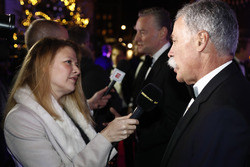 Chase Carey talking y Jenny Gow