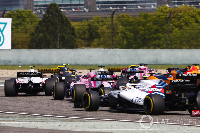 Kevin Magnussen, Haas F1 Team VF-18 Ferrari, Esteban Ocon, Force India VJM11 Mercedes, and Sergey Sirotkin, Williams FW41 Mercedes, in the middle of the pack at the start of the race