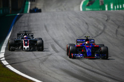 Pierre Gasly, Scuderia Toro Rosso STR12 ve Romain Grosjean, Haas F1 Team VF-17