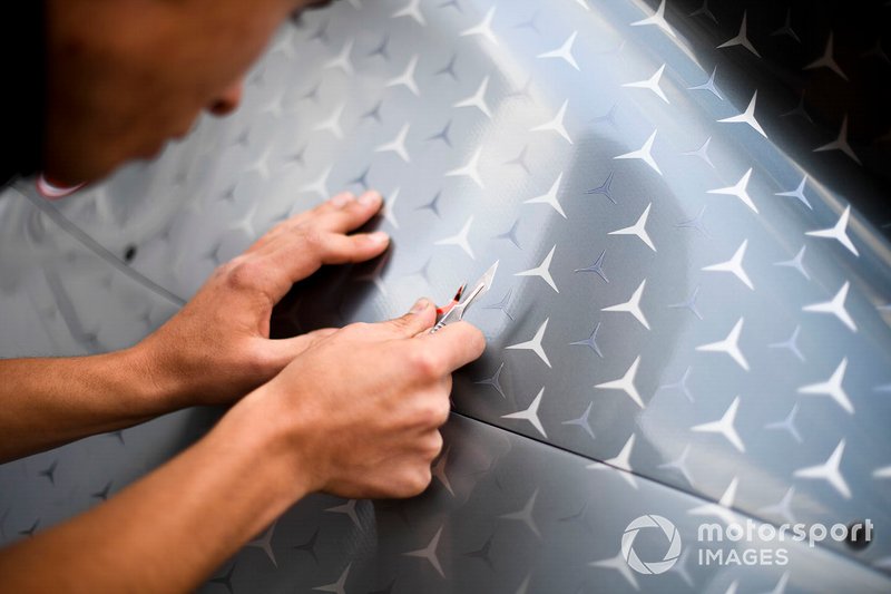 Une étoile rouge sur la Mercedes AMG F1 W10 en hommage à Niki Lauda