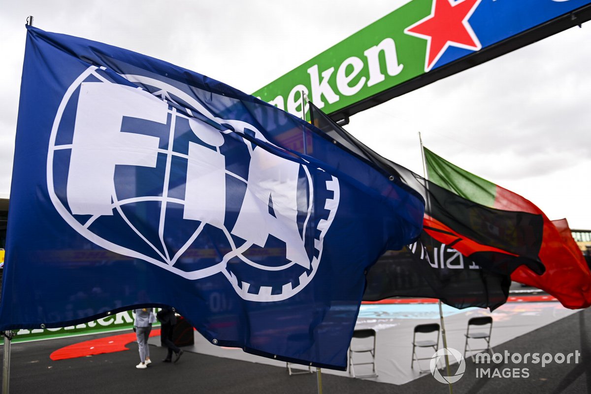 Bendera raksasa FIA berkibar di grid