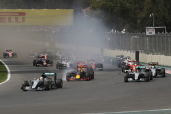 Lewis Hamilton, Mercedes AMG F1 W07 Hybrid voor Max Verstappen, Red Bull Racing RB12 en Nico Rosberg