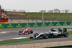 Lewis Hamilton, Mercedes AMG F1 W07 Hybrid, mit Fahrfehler und Sebastian Vettel, Ferrari SF16-H, fäh