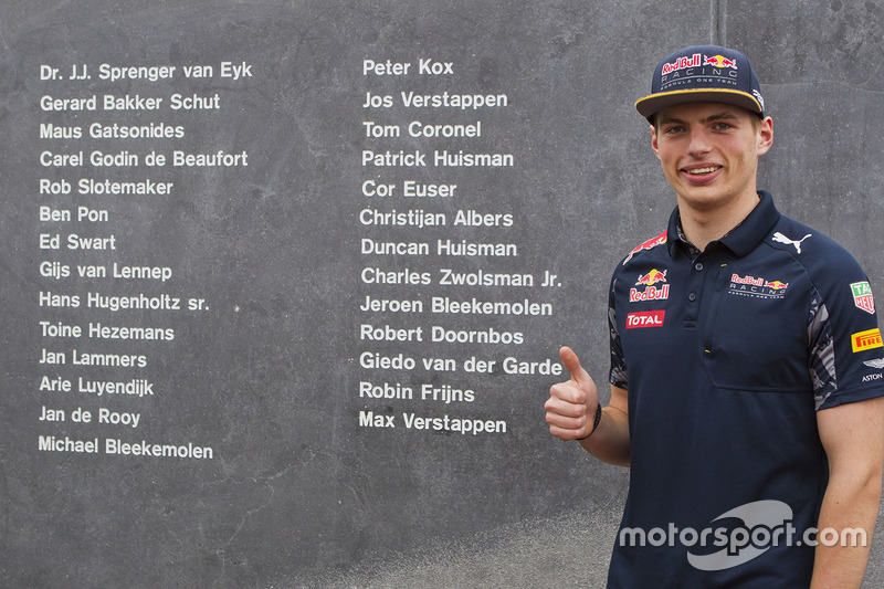 Op het Autosport Monument