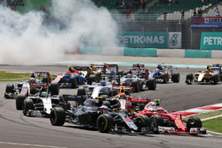 Jenson Button, McLaren MP4-31 en Kimi Raikkonen, Ferrari SF16-H bij de start van de wedstrijd