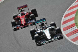 Lewis Hamilton, Mercedes AMG F1 W07 Hybrid davanti a Kimi Raikkonen, Ferrari SF16-H