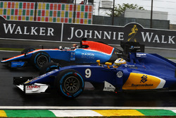 Маркус Ерікссон, Sauber C35 та Паскаль Верляйн, Manor Racing MRT05 , боротьба за позицію