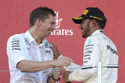 Podyum: James Vowles, Şef Strateji, Mercedes AMG F1, Yarış galibi Lewis Hamilton, Mercedes AMG F1