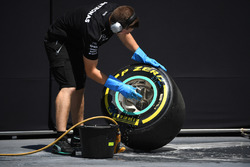 Mercedes AMG F1, Mechaniker wäscht Pirelli-Reifen