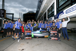 Racewinnaar António Felix da Costa, Carlin Dallara Volkswagen viert feest met het team