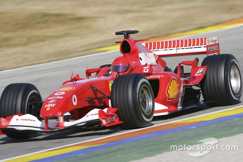 Valentino Rossi conduce el Ferrari F2004 con motor V10 en Valencia en 2006