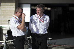 Головний інженер Mercedes AMG F1 Саймон Коул, технічний директор Mercedes AMG F1 Джеймс Еллісон