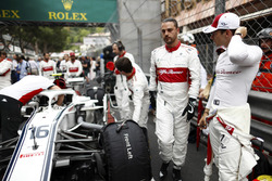 Charles Leclerc, Sauber, en la parilla