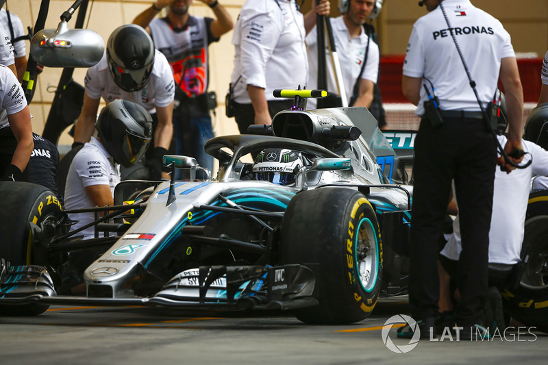 Valtteri Bottas, Mercedes AMG F1 W09, in the pit during practice