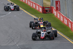 Kevin Magnussen, Haas F1 Team VF-18 ve Max Verstappen, Red Bull Racing RB14