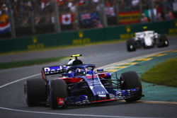 Pierre Gasly, Toro Rosso STR13 Honda, Charles Leclerc, Sauber C37 Ferrari