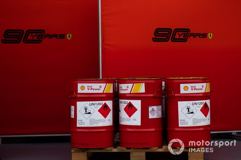 Des barils d'essence Shell dans le paddock