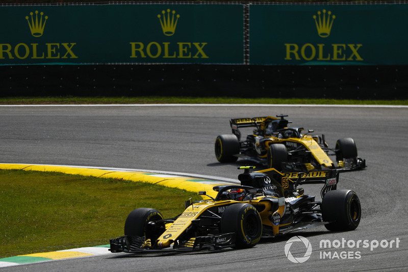 Carlos Sainz Jr., Renault Sport F1 Team R.S. 18, devant Nico Hulkenberg, Renault Sport F1 Team R.S. 18