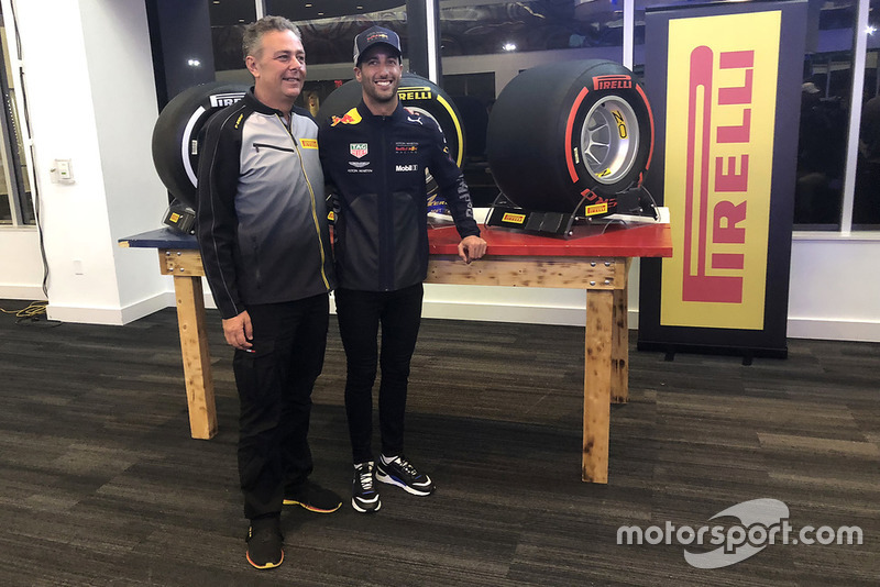 Спортивний директор Pirelli Маріо Ізола, Даніель Ріккардо, Red Bull Racing