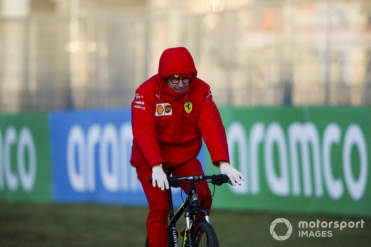 Маттиа Бинотто, руководитель Ferrari, на велосипеде