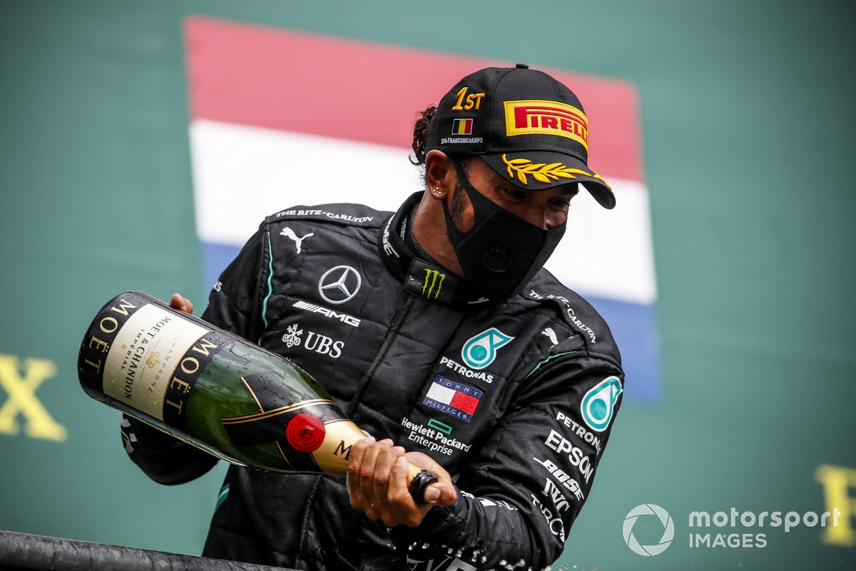 Lewis Hamilton, Mercedes-AMG F1, celebra con champaña en el podio.