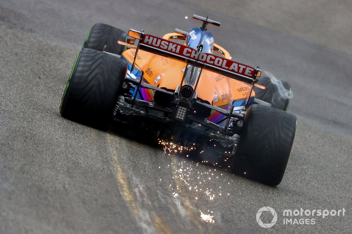 Искры за машиной Даниэля Риккардо, McLaren MCL35M
