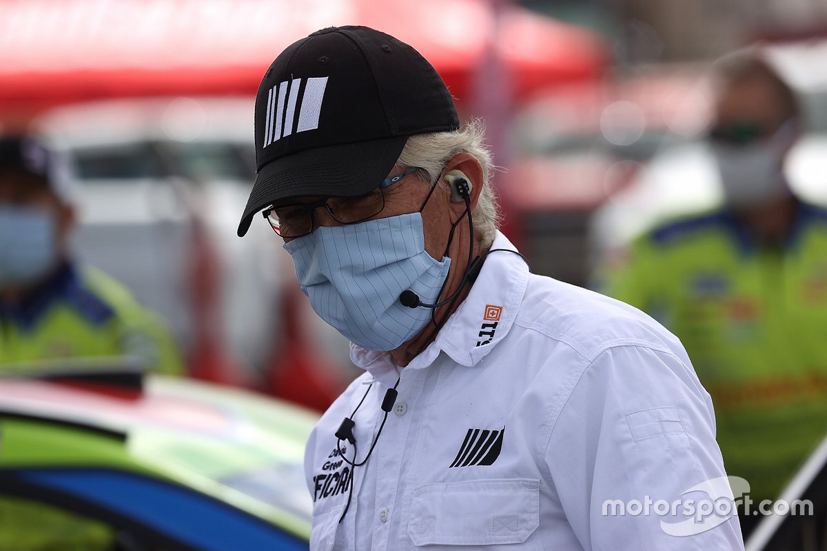 Представитель NASCAR в маске