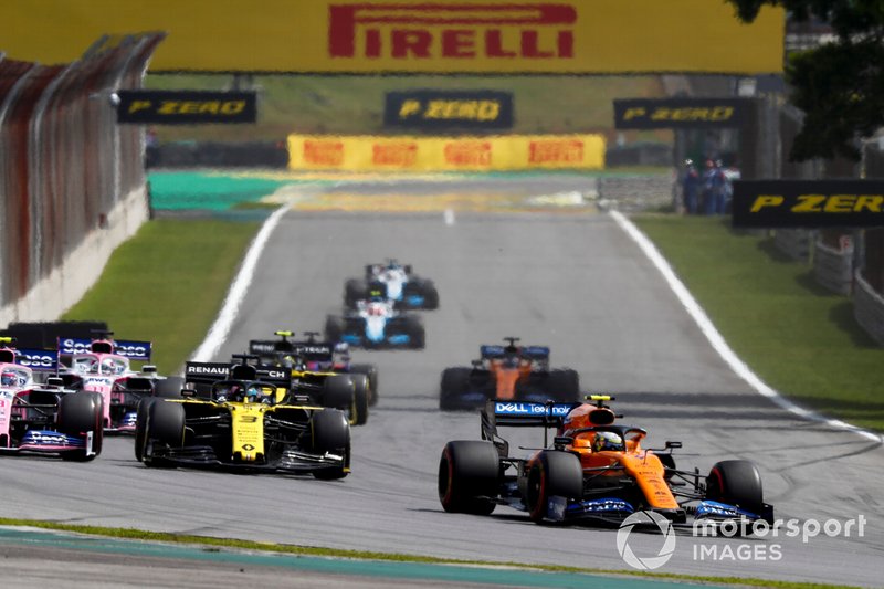 Lando Norris, McLaren MCL34, Daniel Ricciardo, Renault F1 Team R.S.19, Lance Stroll, Racing Point RP19, y Sergio Pérez, Racing Point RP19