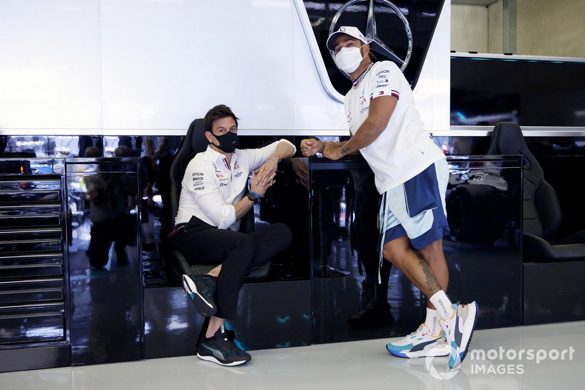 Lewis Hamilton, Mercedes, bersama Toto Wolff, Prinsipal Tim dan CEO, Mercedes AMG