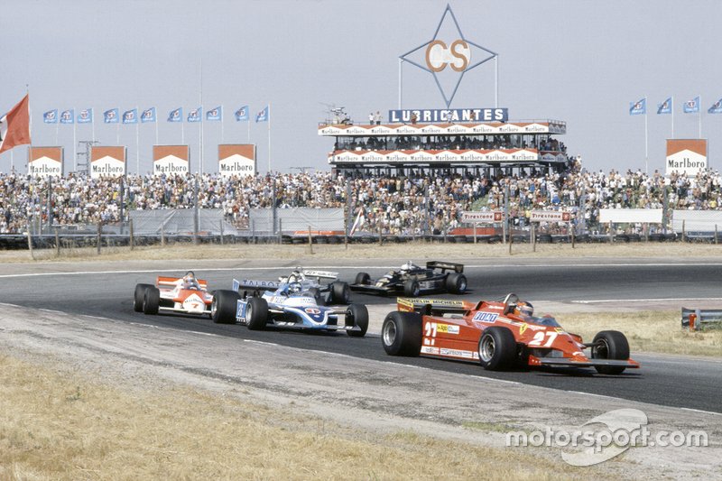 Gilles Villeneuve, Ferrari; seguido de Jacques Laffite, Ligier; John Watson, McLaren; Carlos Reutemann, Williams; Elio de Angelis, Lotus