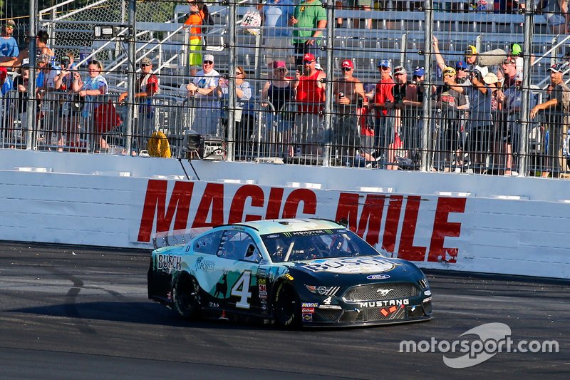 Race Winner Kevin Harvick, Stewart-Haas Racing, Ford Mustang Busch Beer / National Forest Foundation