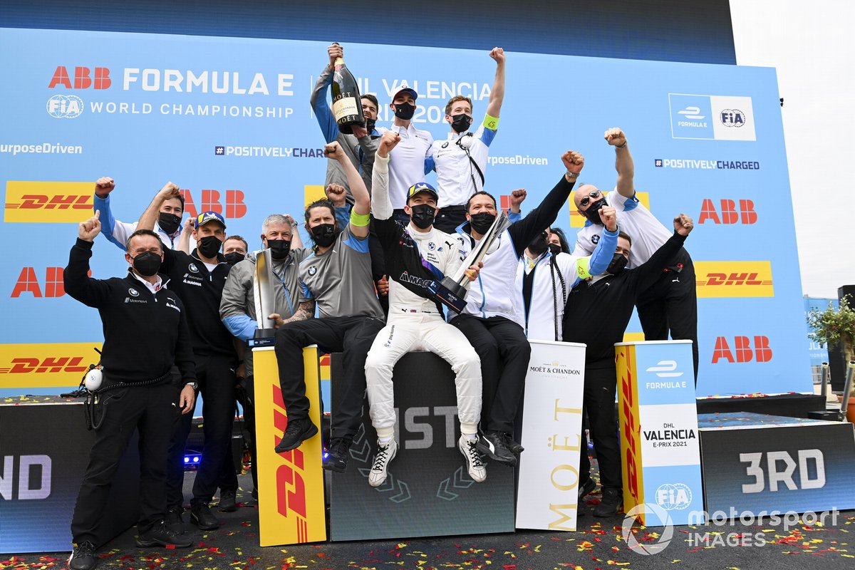 Race Winner Jake Dennis, BMW i Andretti Motorsport celebtrates with the BMW I Andretti Motorsport team on the podium with the trophy