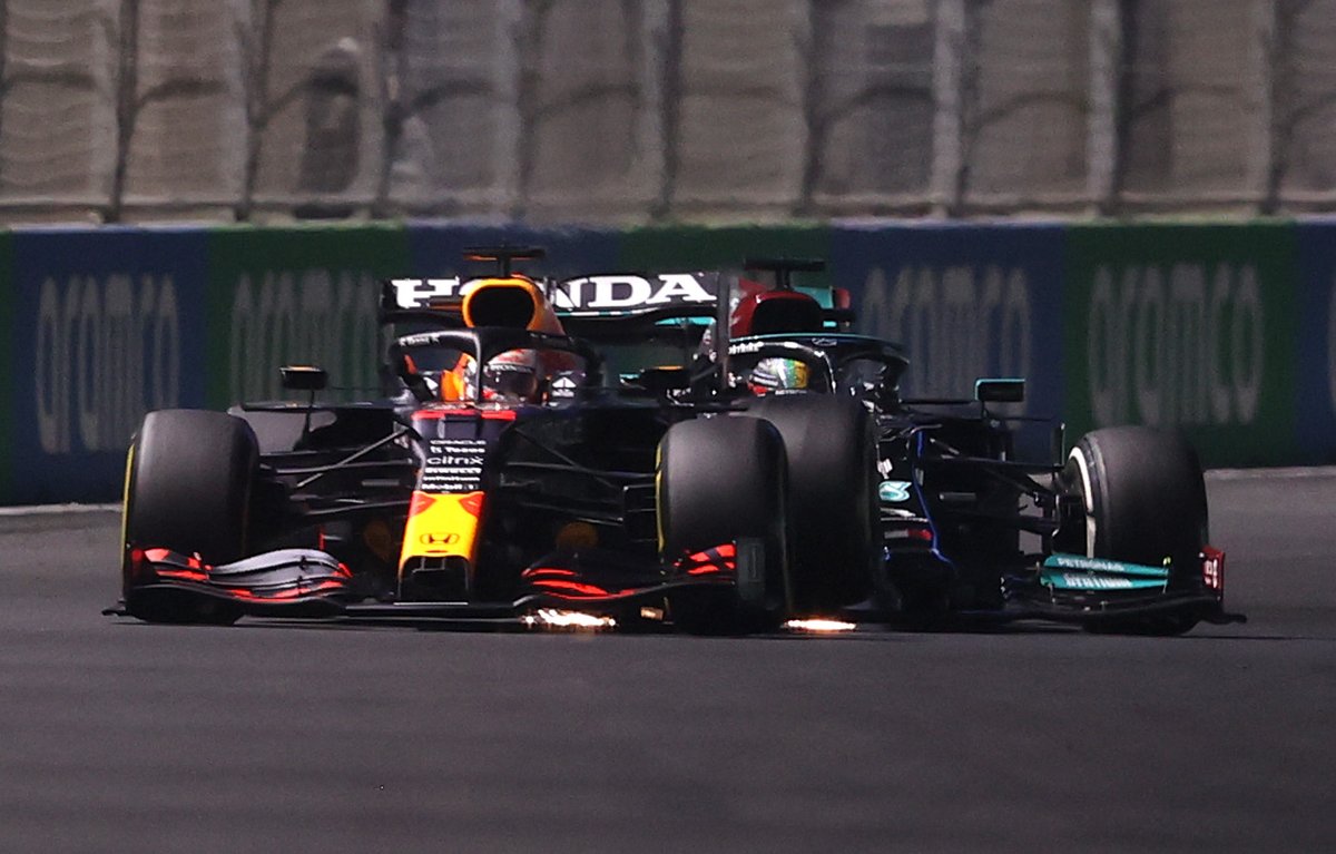 Insiden tabrakan Lewis Hamilton, Mercedes, dengan Max Verstappen, Red Bull Racing di F1 GP Arab Saudi 2021.