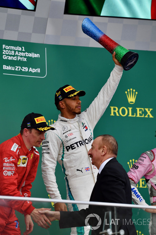 Подіум: переможець перегонів Льюіс Хемілтон, Mercedes-AMG F1, друге місце Кімі Райкконен, Ferrari