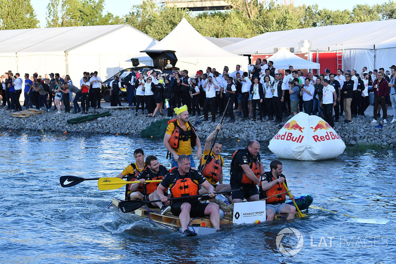 Red Bull Racing en la carrera de balsas