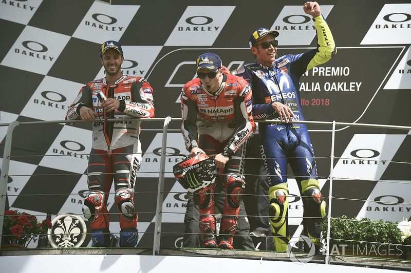 Подіум: друге місце Андреа Довіціозо, Ducati Team, переможець гонки Хорхе Лоренсо, Ducati Team, третє місце Валентино Россі, Yamaha Factory Racing