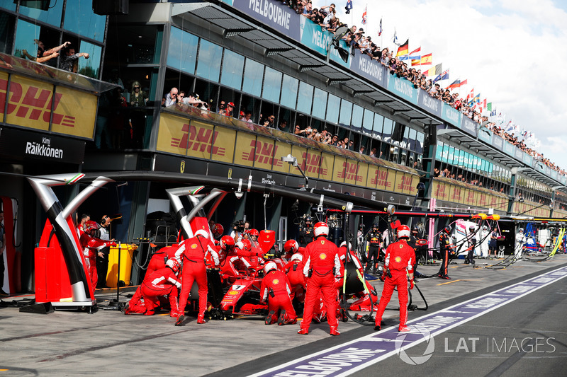 Kimi Raikkonen, Ferrari SF71H, effettua un pit stop