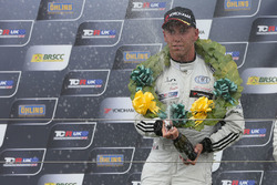 Yarış galibi Dan Lloyd, West Coast Racing VW Golf