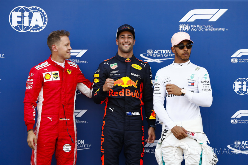 Daniel Ricciardo, Red Bull Racing, fête sa pole position entre Sebastian Vettel, Ferrari, et Lewis Hamilton, Mercedes AMG F1