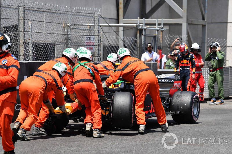 Les commissaires dégagent la voiture endommagée de Max Verstappen, Red Bull Racing RB14