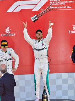 Race winner Lewis Hamilton, Mercedes-AMG F1 celebrates on the podium with the trophy