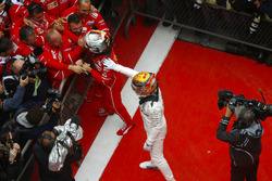 Ganador Lewis Hamilton, Mercedes AMG, felicita a Sebastian Vettel, Ferrari, en parc ferme