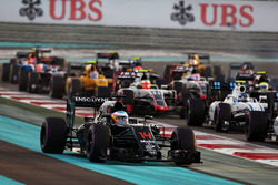 Fernando Alonso, McLaren MP4-31 at the start of the race