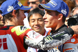 Racewinnaar Marc Marquez, Repsol Honda Team, met Cal Crutchlow, Team LCR Honda