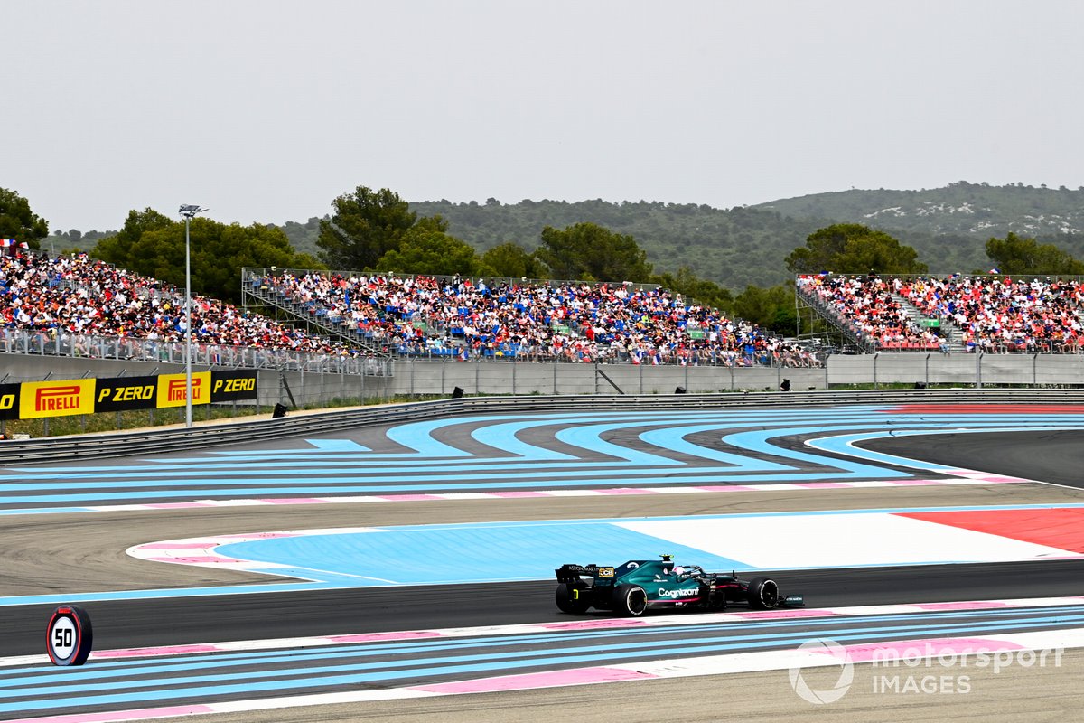 Sebastian Vettel in actie op Paul Ricardo met uitloopstroken van asfalt.
